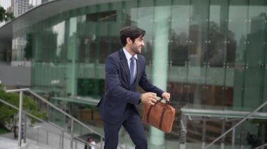 Başarılı bir iş adamı merdivenlerde yürürken terfi aldığı için kutlama yapar. Beyaz ırk, satış artışı ya da başarılı bir proje hakkında iyi haberler aldı. Müdür çok mutlu ve mutlu hissediyor. Sevinçli..