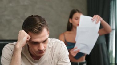 Aile krizi ve çift sorunu, finansal problemden kaynaklanan stresli durum, iflas ve iflas riski. Evlilik hayatındaki hayal kırıklıkları ve hüsranlar depresyona ve boşanmaya yol açar. Düzenle