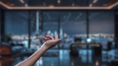 Robotik bir el, çağdaş dijital çalışma alanında gelişmiş teknoloji ve veri korumasının kesişimini temsil eden parlayan bir güvenlik kalkanına dokunur. Auvana