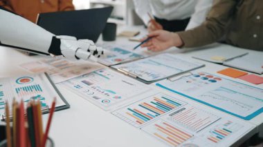 AI güdümlü ticari istihbarat danışmanlarının satış eğilimlerini ve rafine pazarlama stratejilerini değerlendirmesine yardımcı oluyor. Noogenesis Yapay Zeka