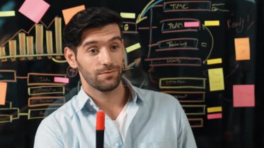 Hoparlörleri iş adamlığından kadın yöneticiye çevirin. Profesyonel işadamı, yeni proje sunumunu gece ofisinde dinleyen uzman iş kadınına işaret gönderiyor. İzleme