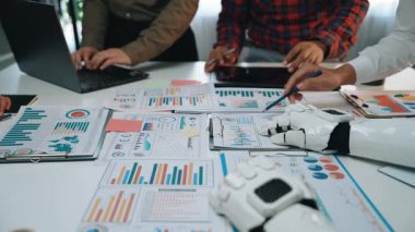 AI teknolojisini ileri piyasa araştırmaları ve iş planlaması için kullanan iş adamları, yapay zekanın karar verme mekanizmasına entegrasyonunu vurguluyor. Noogenesis Yapay Zeka