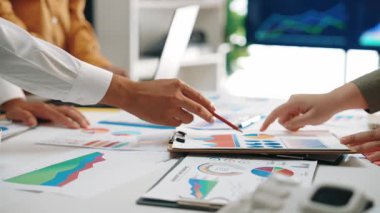 Yüksek teknolojili bir ofis, yapay zeka destekli analitikler danışmanların daha etkili iş ve pazarlama stratejileri geliştirmelerine yardımcı oluyor. Noogenesis Yapay Zeka