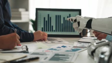 Yapay zeka verileri, pazarlama ekiplerine planlama stratejilerinde yardımcı olarak, iş toplantıları içinde işbirlikçi araştırma güdümlü karar verme olanağı sağlıyor. Noogenesis Yapay Zeka