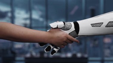 Bu video, modern bir iş ortamında insanlarla teknoloji arasındaki gelişen ortaklığı sembolize eden bir robotun bir insanla el sıkışmasını gösteriyor. Auvana