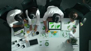 Yönetici yöneticisinin üst görünümü toplantılarda tablet temiz enerji gösterir. İş adamlarının sürdürülebilir çevre yatırımlarını planlamak ve yatırım yapmak için birlikte çalıştıklarına dair havadan bir bakış açısı. Hizalama.