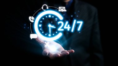 24 saatlik servisi simgeleyen, iletişim simgeleriyle geliştirilmiş, modern iş erişilebilirliğini ve 24 saat desteğini gösteren parlak bir saatin tasviri. Dörtgen