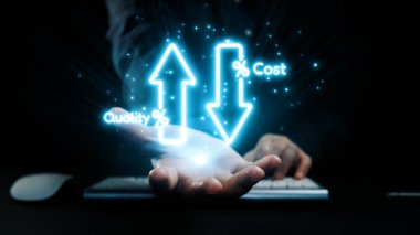 Modern bir ortamda yukarı ve aşağı ok yoluyla strateji ve analizleri vurgulayarak, iş dünyasındaki kalite ve maliyet ölçümlerinin dijital bir temsili. Dörtgen