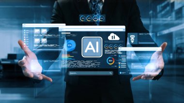 Profesyonel bir işadamı, modern bir ofis ortamında veri analizi ve teknolojisinin sanal görüntülerini sergileyen, gelecekteki yapay zeka arayüzünü kullanır. Dörtgen