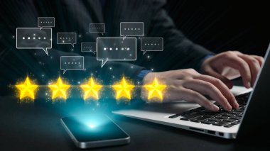 Dizüstü bilgisayarda yazı yazan ellerin yakın plan görüntüsü, yüzen beş yıldızlı reytingler ve konuşma baloncukları ile birlikte, modern dijital çalışma alanındaki müşteri geribildirimi ve etkileşimi tasvir ediyor. Dörtgen