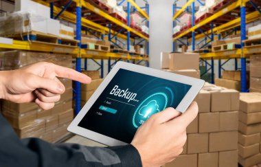 Yedek Depolama Verisi İnternet Teknolojisi İş Konsepti. Veritabanı depolama teknolojisi dosya aktarım paylaşımı, siber, büyük veri bilgileri, internet bankacılığı uygulaması indirme işlemi kolayca yapılır