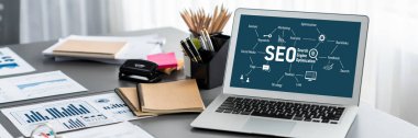 Fintech BI 'ın iş pazarlama teknolojisi ve kurumsal toplantı odasındaki strateji için hazırladığı finansal belgelerle birlikte bilgisayar ekranında veri analizi ekranı. İçgörü