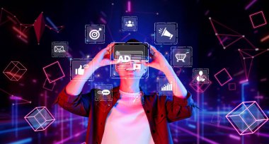 Sanal gerçeklik kulaklığı takan bir kişi, çevrimiçi reklamcılık ve sosyal medya bağlantısını sembolize eden yüzen ikonlarla dolu canlı bir dijital ortamda dalgalanıyor. XDMCP