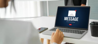 Bilgisayar ekranında rahatça görünen e-posta bildirim iletisi. Dijital pazarlama iletisi bilgi metni iş dünyasından müşteriye