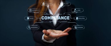 Bir iş kadını, yönetim ve şeffaflığı vurgulayan modern bir kurumsal ortamda yasalar, düzenlemeler ve politikalar da dahil olmak üzere kilit uyum kavramlarını sergiliyor. XDMCP