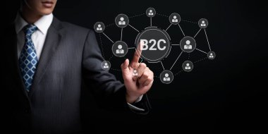 Profesyonel bir işadamı, dijital müşteriler ve yapay zeka arasındaki bağlantıyı modern bir iş ortamında gösteren bir B2C ağıyla etkileşim halindedir. XDMCP