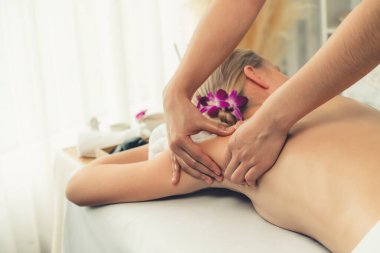 Kafkasyalı kadın müşteri stres önleyici spa masajının keyfini çıkarıyor ve lüks otel ya da oteldeki gündüz açık ortam güzellik salonunda güzellik teniyle eğleniyor. Sessiz.
