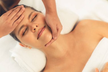 Panorama 'da kadınların stres önleyici kafa masajından ve lüks tatil beldesi veya otel spa salonundaki modern ışık ortamında yüz güzelliği eğlencelerini şımartmaktan hoşlandığı bir manzara var. Sessiz.