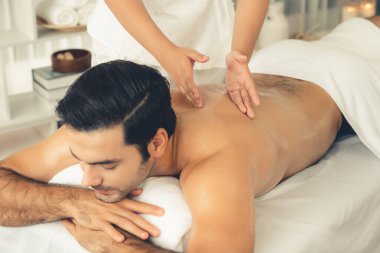 Kafkas erkek müşteri stres önleyici spa masajının keyfini çıkarıyor ve lüks otel veya oteldeki gündüz açık hava ortamında güzellik derisi eğlencesi ile şımartıyor. Sessiz.