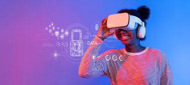 Sanal gerçeklik kulaklığı takan neşeli genç bir kadın dijital bir siber güvenlik arayüzüne bağlanıyor, yenilikleri ve teknoloji ve güvenliğin kaynaşmasını vurguluyor. XDMCP