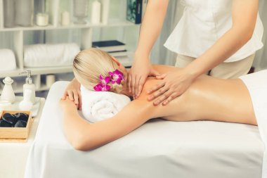 Kafkasyalı kadın müşteri stres önleyici spa masajının keyfini çıkarıyor ve lüks otel ya da oteldeki gündüz açık ortam güzellik salonunda güzellik teniyle eğleniyor. Sessiz.