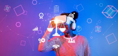 Sanal gerçeklik kulaklığı kullanan bir kişi, etik, yönetim ve dijital ortama uyum konularını vurgulayarak hukuk ve yapay zeka temalarını araştırıyor. XDMCP