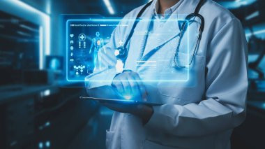 Doktorun elinde tabletle laboratuarda yüzen hologramla görüntüsünü kapatın. İnsan anatomisini incelemek için teknolojiyi kullanan bir tıp çalışanı. HUD Gösterge Paneli Tüm Vücut. İyileştirici.