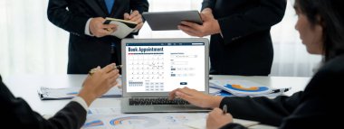 İnternet sitesinde canlı eleştiriler için çevrimiçi aplikasyon rezervasyon takvimi