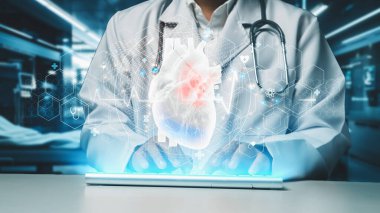 Doktorun kalp hologramı yüzerken klavyeyi daktilo etmesine yaklaş. Yetenekli bir tıp çalışanı kalp semptomu teşhis eder ve teknolojik yenilikler kullanarak kalp ameliyatına hazırlanır. Kardiyoloji. İyileştirici..