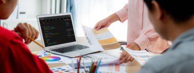 Uygulama ve program kodlaması için bilgisayar ekranında yazılım geliştirme programlama