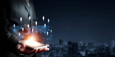 İş adamı ağ kurar, değerli bağlantılar kurar. Profesyonel ağı ve fırsatları genişletmek için etkili insanlar ağ stratejileri geliştiriyor.