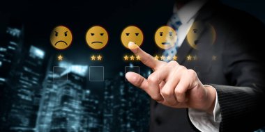 İş adamı müşteri memnuniyet değerlendirmesi verilerini analiz eder ve hizmet kalitesini artırmaya çalışır. Müşteri memnuniyeti ve sadakatini arttırmak için koz değerlendirmeleri. FaaS