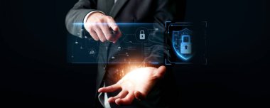 İş adamı siber güvenliğin özünü keşfeder. Siber koruma yöntemlerini, siber tehditleri derinlemesine araştır ve siber güvenlik duruşunu destekle. Siber Güvenlik Çağı FaaS 'ında yol almak için gerekli.