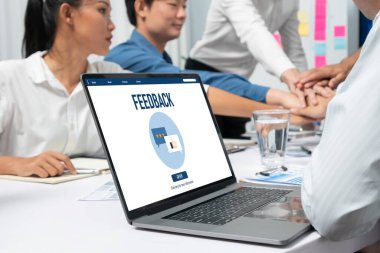 Müşteri geribildirim ve şirket işleri için canlı bilgisayar yazılımı analizi