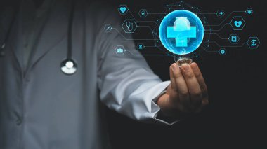 Tıbbi haçlı ampulleri toplayan yetenekli doktorlara yakından bakın. Tıbbi verilere erişen ve sağlık sisteminin yaratıcı yeniliklerini temsil eden zeki bir pratisyen. İyileştirici.