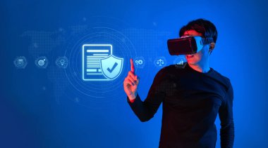 Sanal gerçeklik kulaklığı takan bir kişi, modern bir ortamda kalite ve sertifikalı uygulamaları vurgulayarak uyum ve düzenleme standartlarını temsil eden dijital unsurlara bağlanır. XDMCP