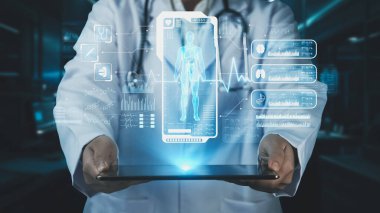 Doktorun laboratuvarda bulanık bir geçmişi olan insan anatomisi hologramı içeren tablet göndermesini kapatın. Sağlık çalışanı tableti tutuyor ve bütün gövdeyi kontrol ediyor. Teknoloji. İyileştirici.