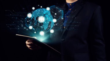 Bir iş adamı, dijital küresel ağ ile çevrili bir tabletle ayakta duruyor, teknoloji endüstrisindeki yenilikleri ve modern iletişimi simgeliyor. Dörtgen