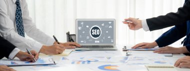SEO arama motoru optimizasyonu bilgisayar ekranında canlı e-ticaret ve çevrimiçi perakende ticaret için