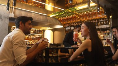 Kokteyl palomasıyla kadeh kaldıran bir çift ve lüks bir barda, canlı sohbetlerde eski moda arkadaşlarıyla Margarita içerken canlı bir gece kulübünde özel bir partiyi kutlayan bir çift. Vinosity.