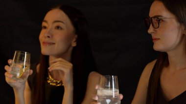 Gülümseyen güzel bir müşteri, lüks bir barda arkadaşlarıyla konuşuyor. Bir anda barmenlere portakallı kokteyl ikram ediyor. Klüpte sosyete ortamının tadını çıkarıyor. Vinosity.