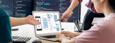 Hareketli mobil uygulama ve web sitesi için UX UI tasarım süreci. Profesyonel uygulama geliştiricisi için kablo grafiğinin yaratıcı prototipi .
