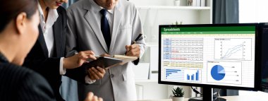 Hesap tablosu bilgi finansal başlangıç kavramı. Çevrimiçi analiz projesi için hesap tablosu belgelerinde veri ve grafikler