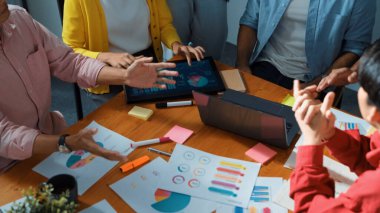 Çok kültürlü iş gruplarının satışları ya da başarılı projeleri kutlamak için el ele tutuşması. Pazarlama ekibinin el ele tutuşup el çırpmasını sağlayın. Cemaat.