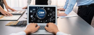 Masadaki bir grup iç mimar takımı dizüstü bilgisayarında mimari yazılım bulunan çeşitli ruh hali tahtası örneklerini seçiyor. Modern yenileme ve iç malzeme seçimi konsepti. İçgörü