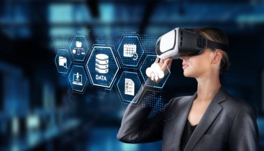 Profesyonel bir kadın sanal gerçeklik kulaklığıyla dijital verileri ve bulut hesaplama kavramlarını keşfediyor. Fütüristik çevre yenilik ve teknolojiyi vurgular. XDMCP