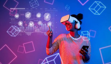 Neşeli genç bir kadın, yenilikçi veri analizleri ve dijital stratejileri canlı ve modern bir iş bağlamında keşfeden sanal gerçeklik kulaklığı takıyor. XDMCP