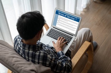 Kullanıcıların çevrimiçi hizmet dönemine anlaşma yapmaları için web sitesini aygıt ekranında kullanmada canlı kurallar ve yönetmelikleri gösteren çevrimiçi hizmet koşulları