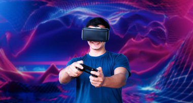 Profesyonel oyuncu, elinde pembe ve mor gradyan arka planda joystick tutarken VR kulaklık takıyor. Gelişigüzel giyinen yetenekli bir oyuncu ve arka planda artırılmış gerçeklik teknolojisi kullanıyor. Yaratıcılık.