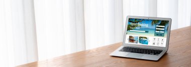 Çevrimiçi otel konaklama rezervasyon sitesi mod rezervasyon sistemi sağlar. Seyahat teknolojisi kavramı .